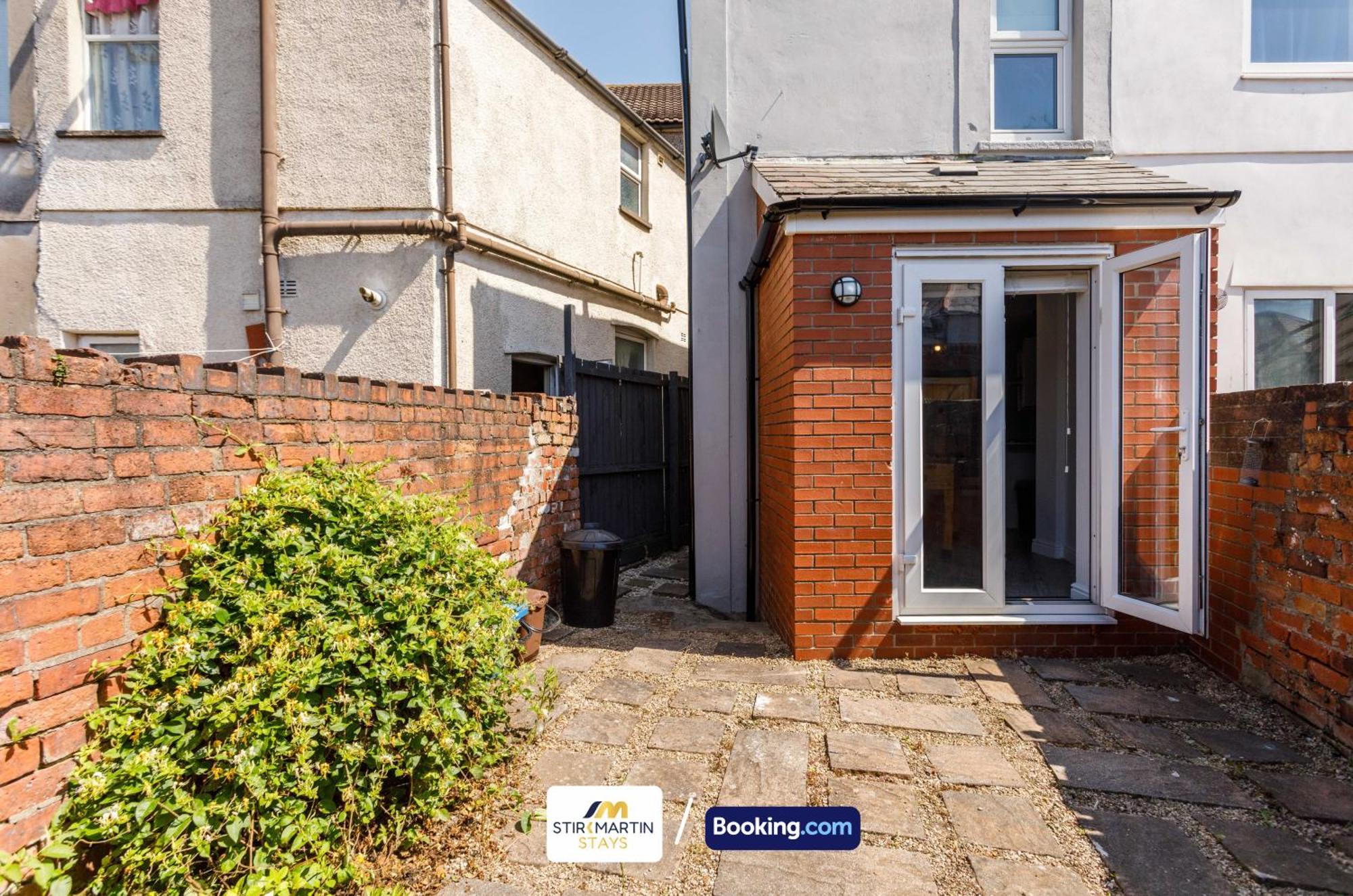 Comfy 3Bed House By Stirkmartin Stays Short Lets & Serviced Accommodation Cardiff With Free Parking & 8Mins To City Centre Buitenkant foto
